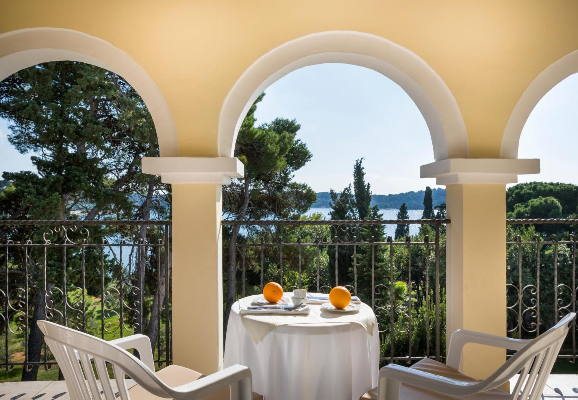 アイランド ホテル カタリーナ ロヴィニ 部屋 写真