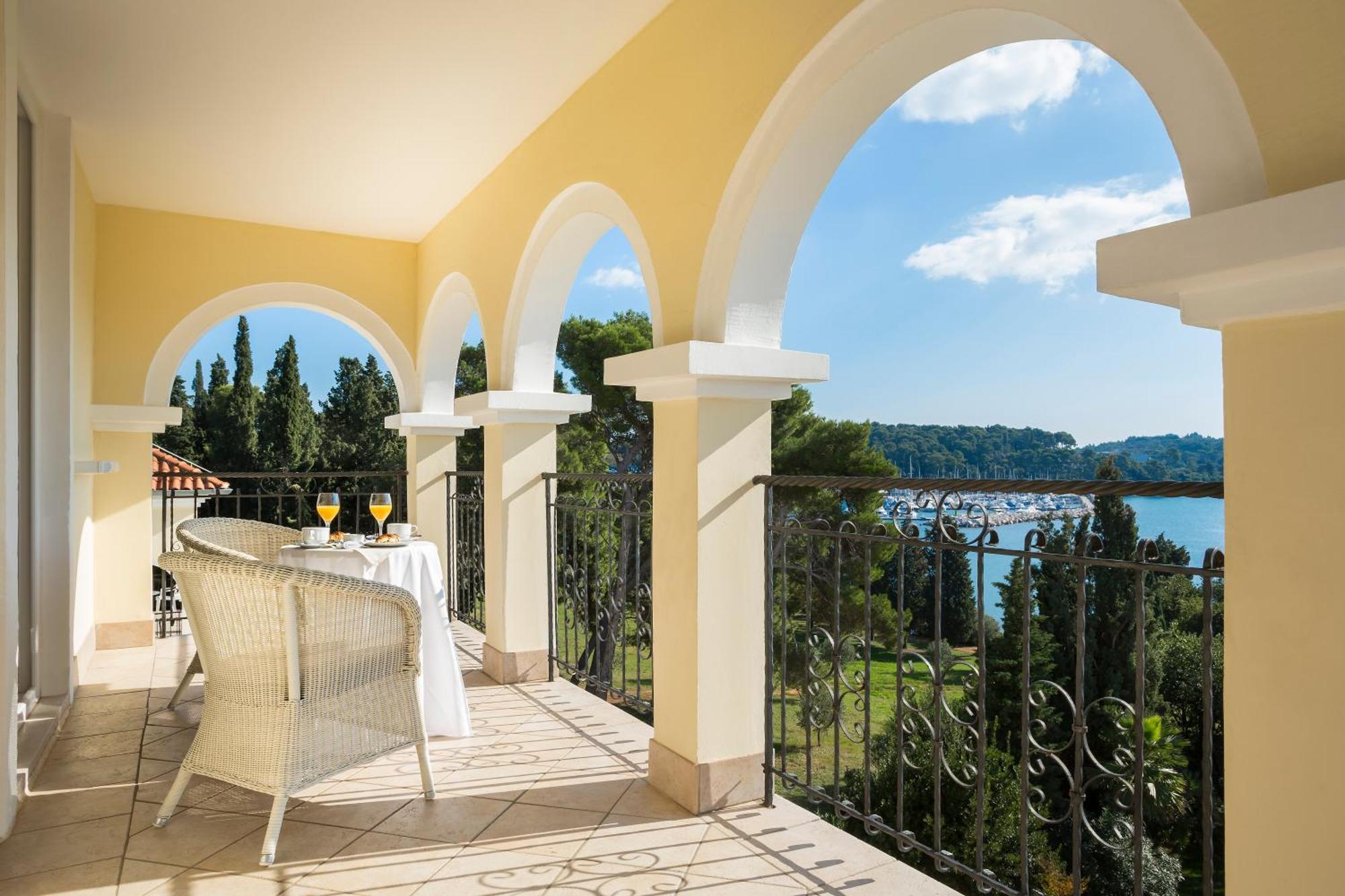 アイランド ホテル カタリーナ ロヴィニ 部屋 写真